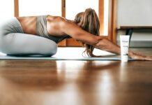 직장인을 위한 스트레칭의 중요성 woman in gray sports bra and gray leggings lying on floor