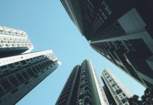 정부, 2029년까지 3기 신도시 중심 주택 23만 6000호 공급 looking up at tall buildings in a city