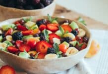 여름의 끝자락, 시원한 음료와 간식으로 더위 이겨내기 a plate of food