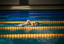 여름철 피해야 할 운동과 대안 person diving in pool