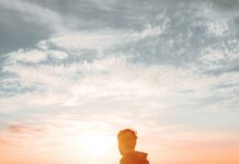 여름철 체중 감량을 위한 아침 운동 팁 silhouette of man standing on mountain during sunset
