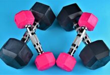 장기적인 건강을 위한 운동의 필요성 a pair of pink and black dumbs on a blue background