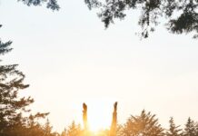하루 10분 스트레칭이 건강에 미치는 영향 woman in black pants and pink shirt standing on green grass field during daytime