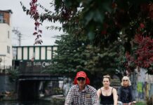 가을철 야외 운동으로 건강과 슬림한 몸매 만들기 three people riding bicycle