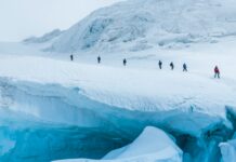 건강 증진과 마음의 평화 찾기 people walking on snow mountain during daytime