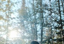 추운 날씨, 자연 속 산책이 주는 심리적 안정 person in black jacket standing in front of trees during daytime