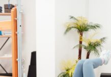 건강 관리, 운동과 다이어트로 몸매 가꾸기 a woman laying on a bench in a gym