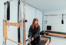 차가운 날씨 속 필라테스가 주는 심리적 안정감 a woman standing in a gym holding a bar