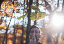 스트레스를 관리하는 다양한 방법 shallow focus photo of man in black, white, and red full-zip hoodie