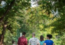 건강한 부모와 자녀의 관계 만들기 man in red t-shirt and gray pants holding hands with boy in blue t-shirt