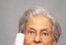 피부가 예전 같지 않다? woman in purple crew-neck top