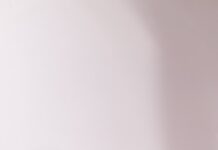 분위기는 즐기고 싶고, 속은 상하고 싶지 않아요. a glass with a drink in it