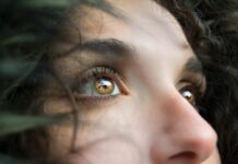 “요즘 아침에 일어나면 눈이 뻑뻑해요”…초여름 ‘안구 건조증’ 시작 신호 closeup photo of person