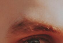 디지털 기기 시대, 눈 건강 지키는 실천법 persons eye in close up