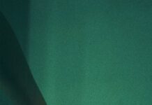 “햇빛만 쬐었을 뿐인데 얼굴이 따가워요”… ‘광민감성 피부’는 계절 타지 않습니다 person's left hand