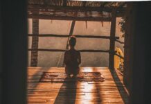 ‘마음챙김’과 ‘디지털 디톡스’, 정신건강 관리의 새로운 트렌드 woman meditating on floor with overlooking view of trees