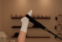 필라테스 열풍, 코어 강화와 마음 건강까지 잡는 건강 트렌드로 자리잡다 Woman does pilates exercise on a reformer machine.