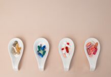 ‘영양 & 보충제’, 내 몸에 맞는 똑똑한 선택이 중요해 A row of spoons filled with different types of pills