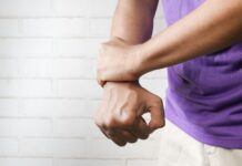 눈에 보이지 않는 ‘미세 염증’이 일상 컨디션을 조용히 바꾸는 방식 person holding hands of another person