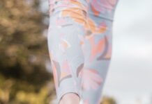 집에서도 가능한 ‘웰빙 걷기’ 열풍…일상 속 건강 챙기는 새로운 습관 person wearing black and white nike shoes