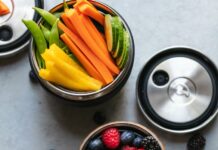 ‘균형 잡힌 식단’, 트렌드 넘어 일상의 기본으로 sliced fruits