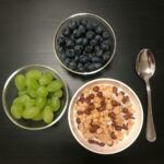 “맞춤형 영양이 대세…우리집 식탁에도 ‘개인화’ 바람” a bowl of cereal, a bowl of grapes and a bowl of cereal