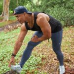 ‘근육 건강’이 새로운 웰니스 트렌드… 일상 속 실천법은? a man in a black tank top and blue leggings