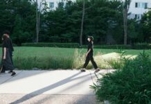 걷기 운동, 일상 속에서 건강 챙기는 가장 손쉬운 방법 a man and woman walking down a sidewalk
