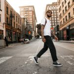 바쁜 직장인, 건강 챙기기―요즘 트렌드는 ‘짧고, 쉽게, 자주’ man in white long sleeve shirt and black pants standing on road during daytime