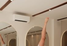 ‘필라테스, 내 몸에 맞게 즐기는 새로운 건강 루틴’ Woman does a pilates exercise on a reformer.