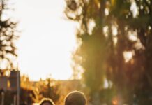 여성 건강관리, ‘마음 챙김’과 ‘소소한 습관’이 변화 이끈다 a group of people sitting on top of a lush green field