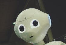 AI와 함께하는 건강 관리, 일상 속 똑똑한 변화 이끌다 white robot toy holding black tablet